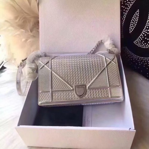 DIORAMA BAG IN SILouis VuittonER-TONE METALLIC CALFSKIN WITH MICRO-CANNAGE MOTIF M0422